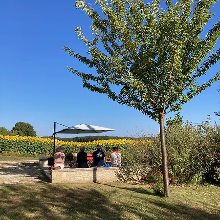 Chambre, Sauna, Piscine A La Campagne Guest house Leguillac de Cercles